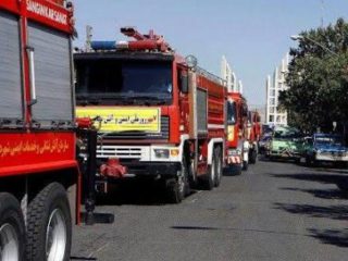 رژه خودرویی آتش‌نشانان ساوه به‌مناسبت روز آتش‌نشانی
