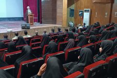 پیشوا خود را پیش از دیگران تعلیم می‌دهد