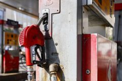 ایران روزانه ۱۰ میلیون لیتر کمبود بنزین دارد