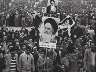 زنان؛ ستون‌های پنهان اما استوار پایداری انقلاب اسلامی هستند